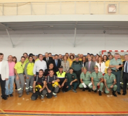 Visita a zonas afectadas por las recientes inundaciones. Fotografía de grupo en el Polideportivo Municipal de Vera